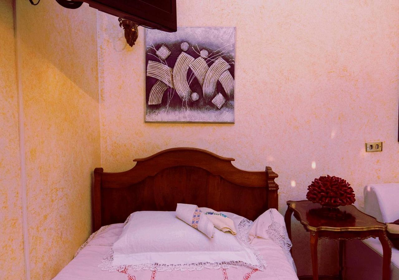 B&B Atmosfere Del Centro Storico Nápoly Szoba fotó