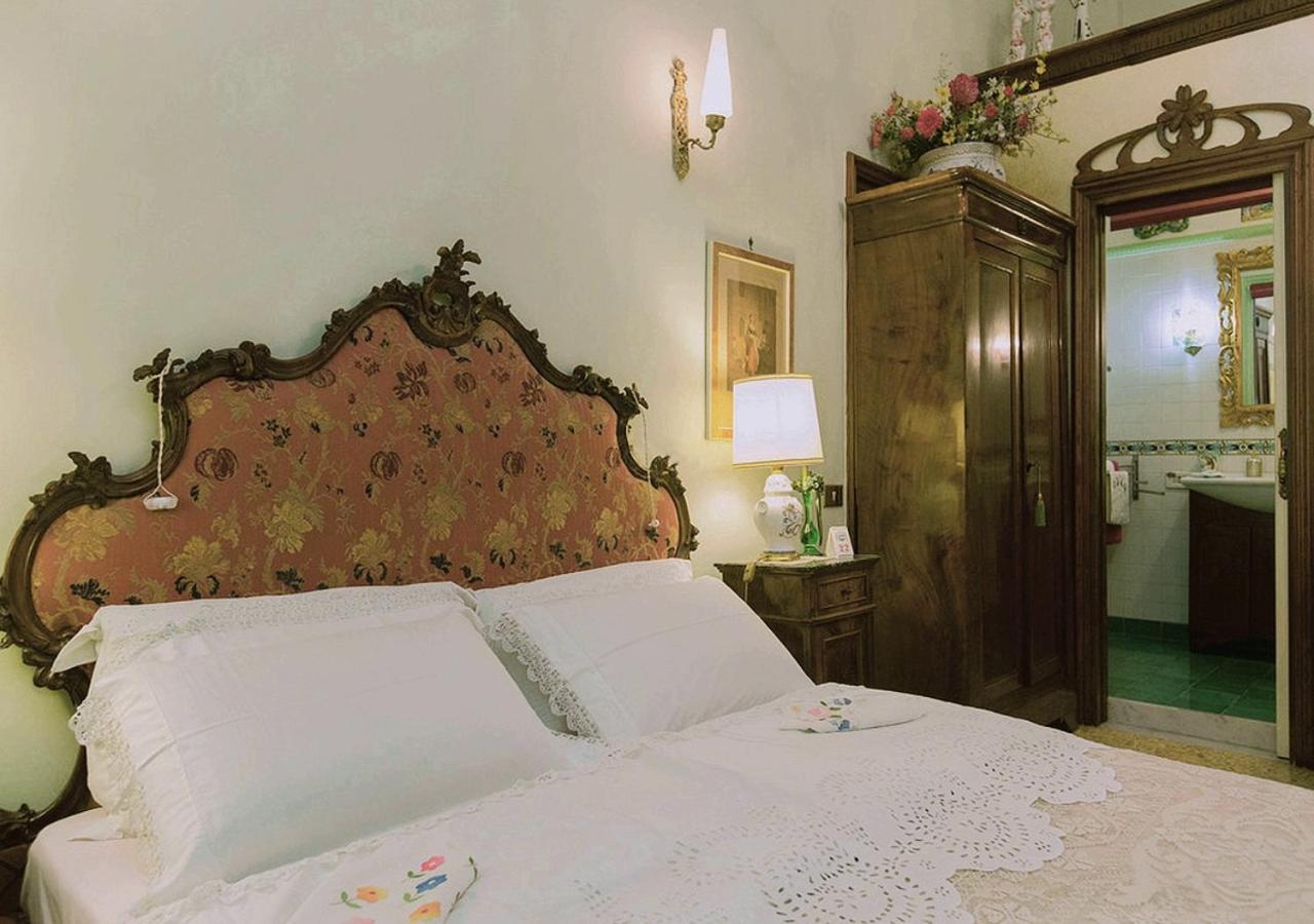 B&B Atmosfere Del Centro Storico Nápoly Szoba fotó